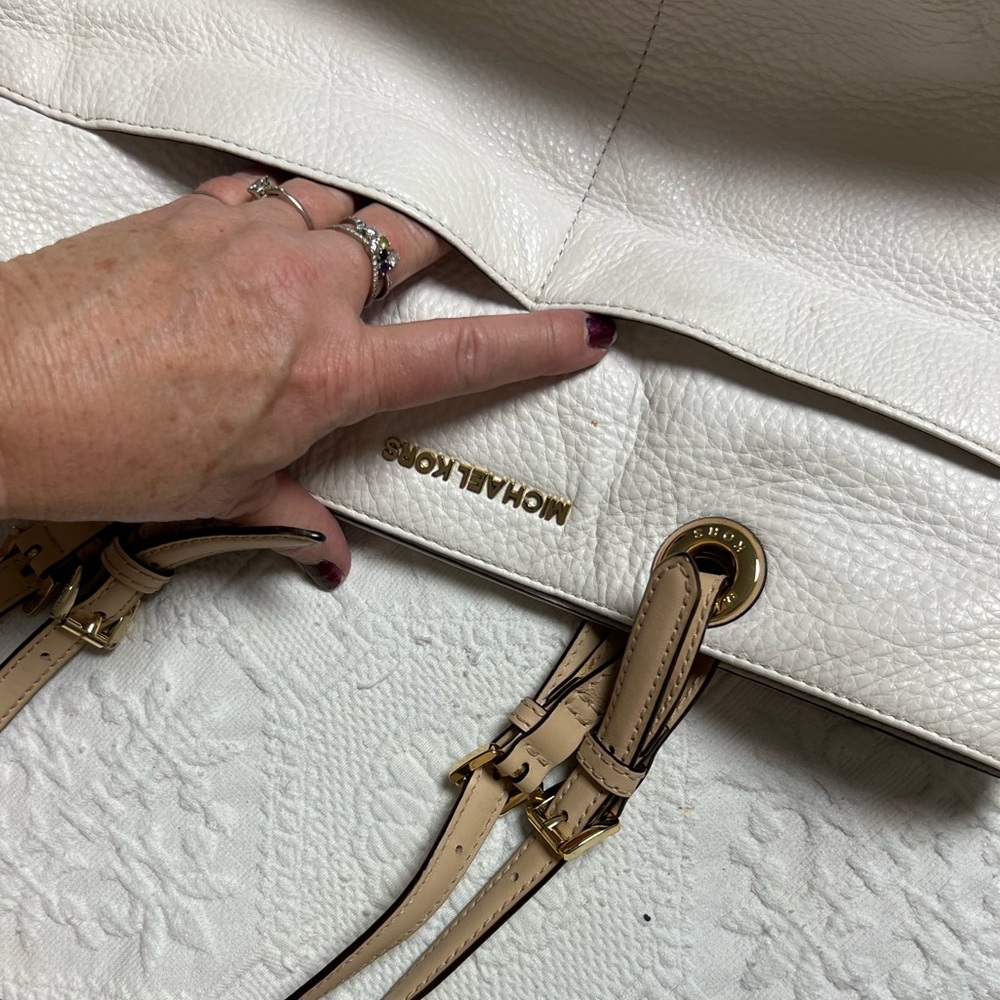 Michael Kors White and Gold Shoulder Bag - Picture 6 of 8
